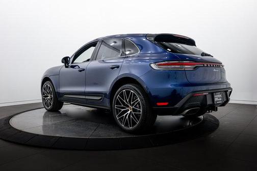 Gentian Blue Metallic 2026 Porsche Macan