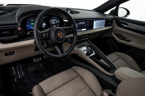 Aventurine Green Metallic 2025 Porsche Macan 4S