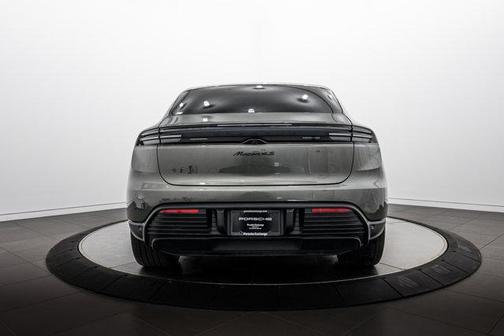 Aventurine Green Metallic 2025 Porsche Macan 4S