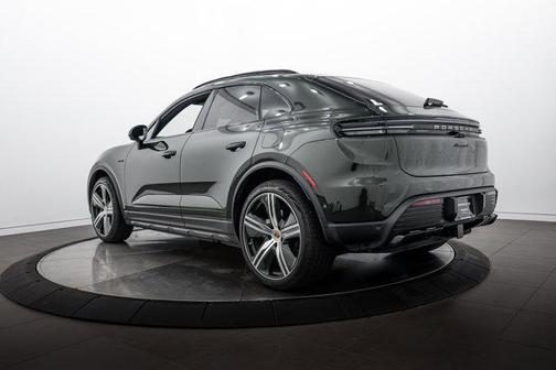 Oak Green Metallic 2025 Porsche Macan 4