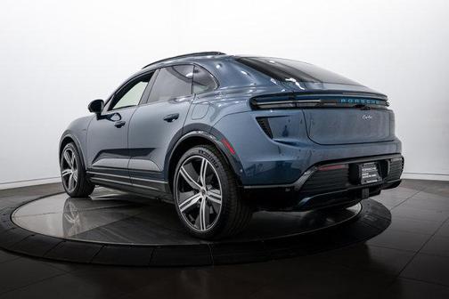 2025 Porsche Macan Turbo