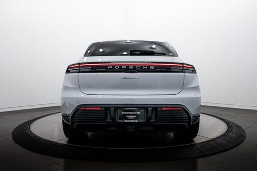 2026 Porsche Macan 4