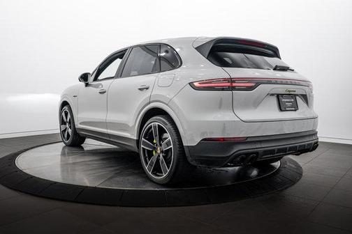 Chalk 2023 Porsche Cayenne Platinum Edition