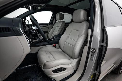 Chalk 2023 Porsche Cayenne Platinum Edition