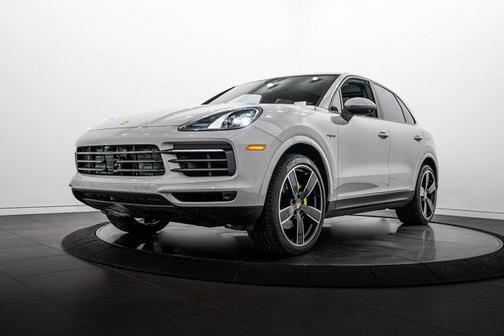 Chalk 2023 Porsche Cayenne Platinum Edition