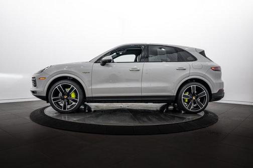 Chalk 2023 Porsche Cayenne Platinum Edition
