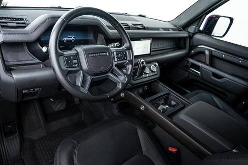 2024 Land Rover Defender P400 X-Dynamic SE