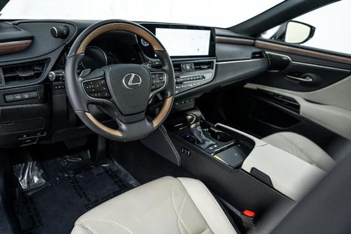 2024 Lexus ES 300h Ultra Luxury
