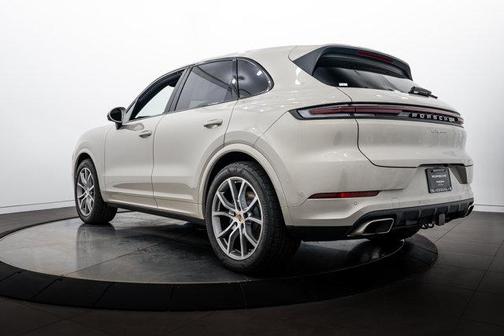 Cashmere Beige Metallic 2026 Porsche Cayenne