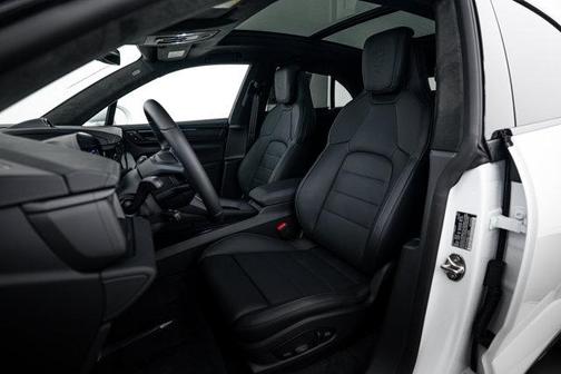 2025 Porsche Macan Turbo