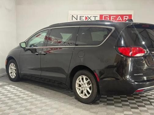 Brilliant Black Crystal Pearlcoat 2017 Chrysler Pacifica Touring