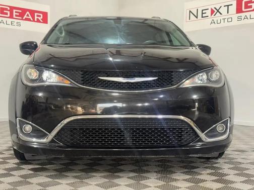 Brilliant Black Crystal Pearlcoat 2017 Chrysler Pacifica Touring