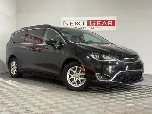 Brilliant Black Crystal Pearlcoat 2017 Chrysler Pacifica Touring
