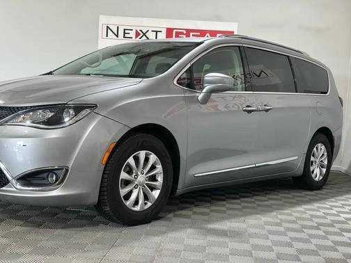 Billet Silver Metallic Clearcoat 2018 Chrysler Pacifica Touring-L