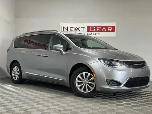 Billet Silver Metallic Clearcoat 2018 Chrysler Pacifica Touring-L