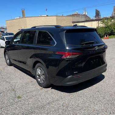 2021 Toyota Sienna LE