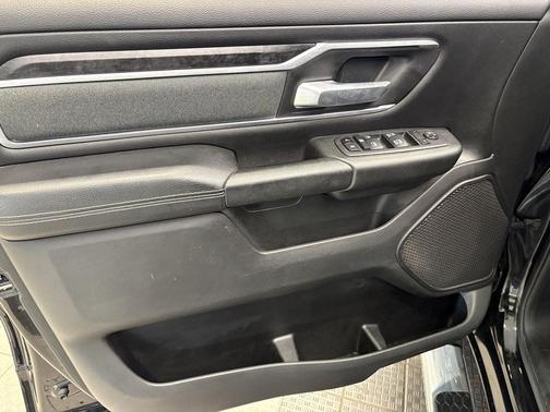 Diamond Black Crystal Pearlcoat 2022 RAM 1500 Big Horn/Lone Star