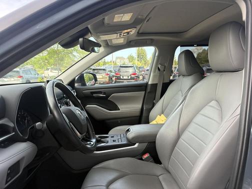 Moon Dust 2020 Toyota Highlander XLE