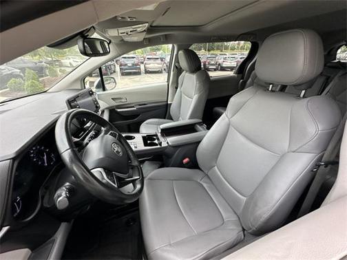 2022 Toyota Sienna XLE 8 Passenger