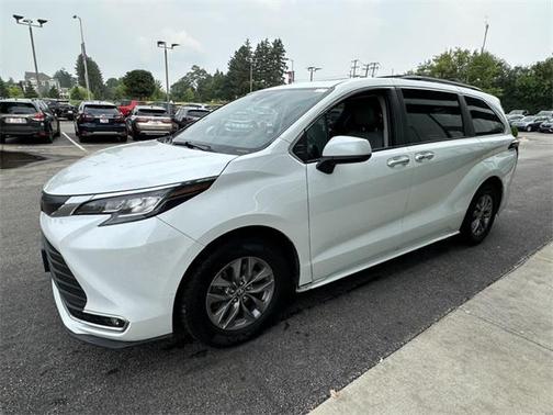 2022 Toyota Sienna XLE 8 Passenger