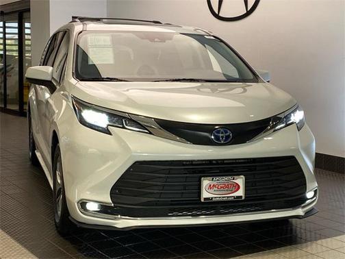 2022 Toyota Sienna XLE 8 Passenger