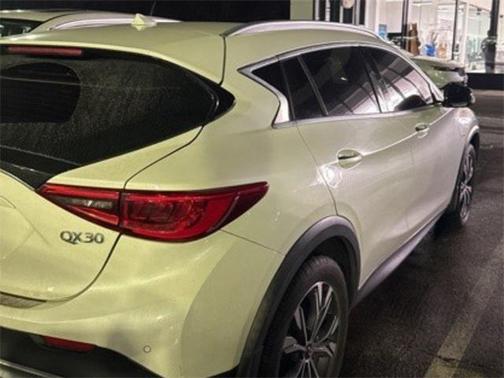 2017 INFINITI QX30 Premium