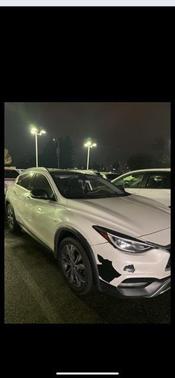 2017 INFINITI QX30 Premium