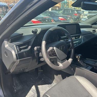 2022 Lexus ES 300h Base