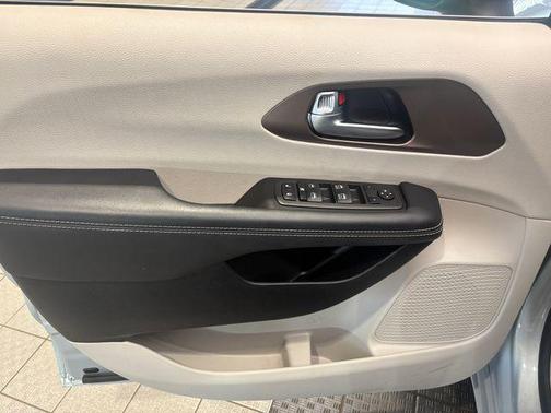 Silver Mist Clearcoat 2023 Chrysler Voyager LX