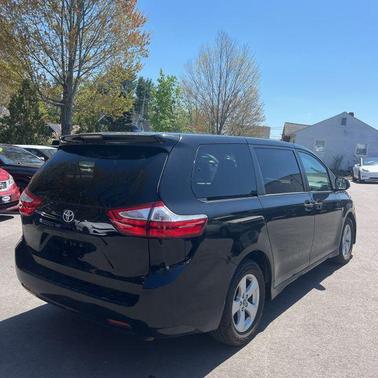 Midnight Black Metallic 2019 Toyota Sienna SE