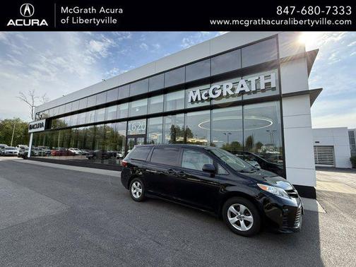 Midnight Black Metallic 2019 Toyota Sienna SE
