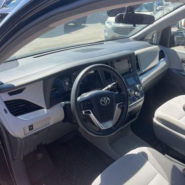 Midnight Black Metallic 2019 Toyota Sienna SE