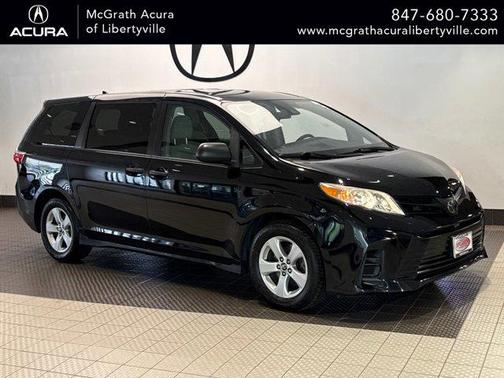 Midnight Black Metallic 2019 Toyota Sienna SE