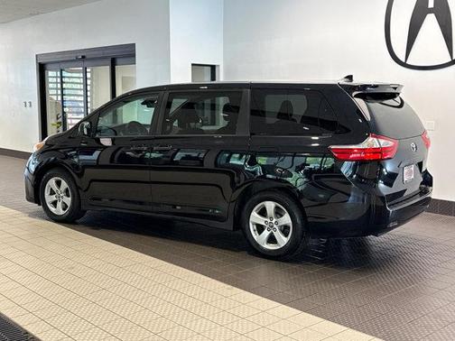 Midnight Black Metallic 2019 Toyota Sienna SE