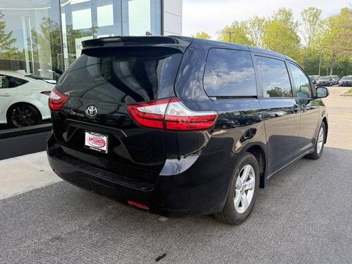 Midnight Black Metallic 2019 Toyota Sienna SE