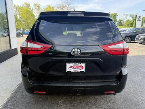Midnight Black Metallic 2019 Toyota Sienna SE