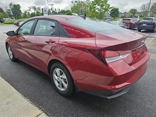 2022 Hyundai ELANTRA SE