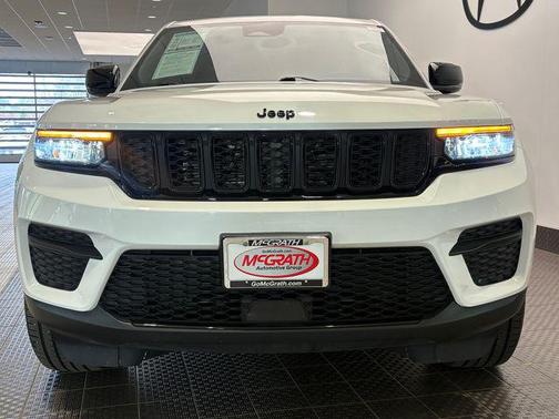Bright White Clearcoat 2023 Jeep Grand Cherokee Altitude