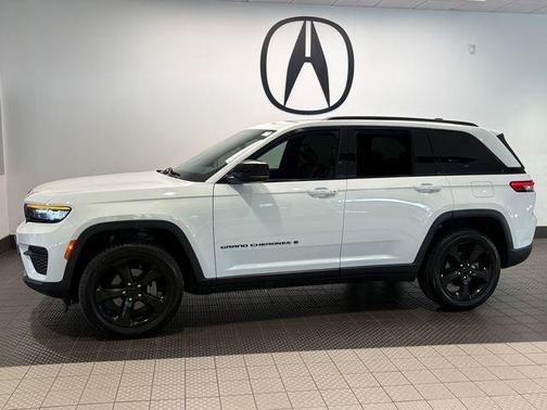Bright White Clearcoat 2023 Jeep Grand Cherokee Altitude