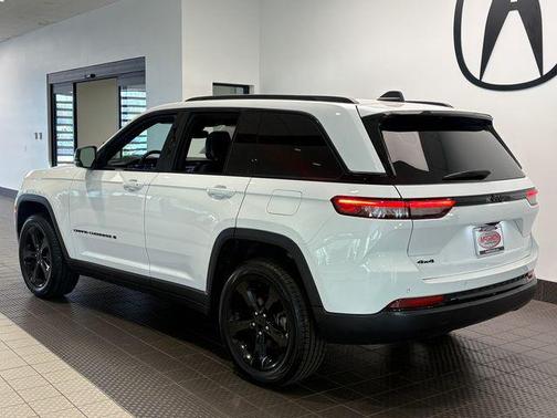 Bright White Clearcoat 2023 Jeep Grand Cherokee Altitude