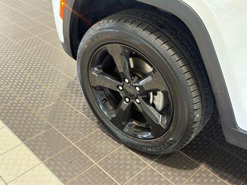 Bright White Clearcoat 2023 Jeep Grand Cherokee Altitude