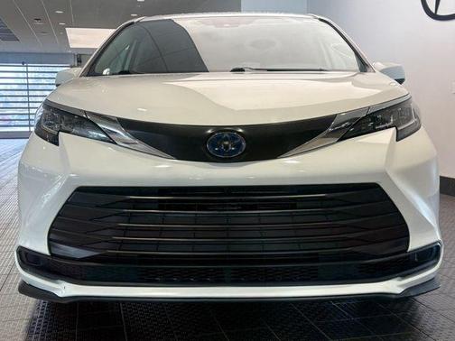 2023 Toyota Sienna LE