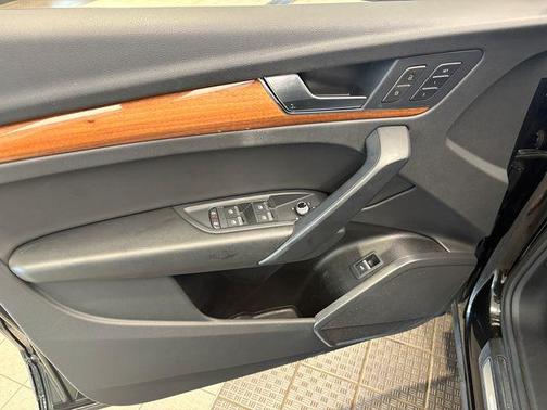 Black Metallic 2023 Audi Q5 40 Premium