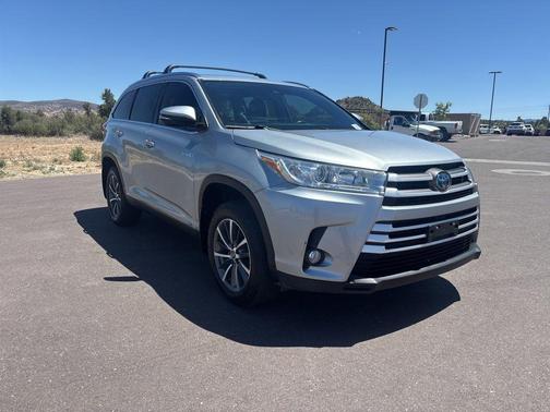 Celestial Silver Metallic 2019 Toyota Highlander Hybrid XLE