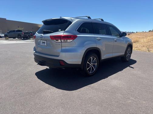 Celestial Silver Metallic 2019 Toyota Highlander Hybrid XLE