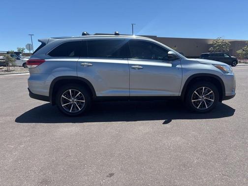 Celestial Silver Metallic 2019 Toyota Highlander Hybrid XLE