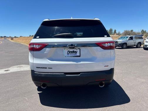Iridescent Pearl Tricoat 2021 Chevrolet Traverse RS