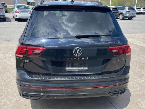 Deep Black Pearl Effect 2023 Volkswagen Tiguan 2.0T SE R-Line Black