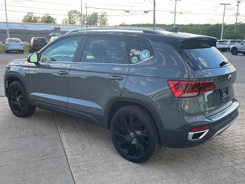 Pure Gray W/Black Roof 2024 Volkswagen Taos 1.5T SE