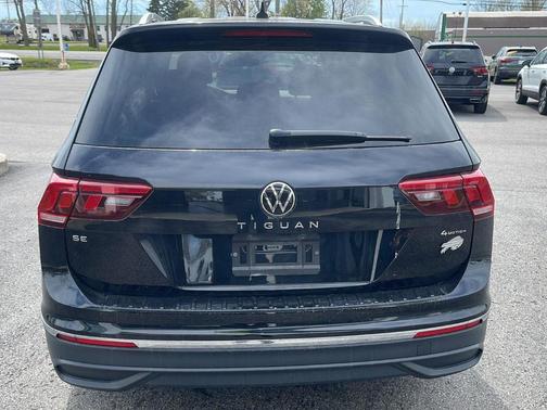Deep Black Pearl Effect 2024 Volkswagen Tiguan 2.0T SE